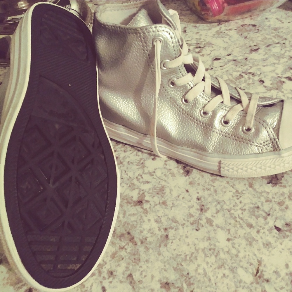 Leather Converse Sze 4 GREAT CONDITION $20.00